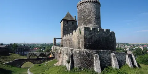 Kamienny zamek w Będzinie, z potężną wieżą i mostami, skrywa wiele ciekawostek.
