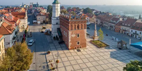 Rynek w Sandomierzu, z Ratuszem i kamienicami. Idealne miejsce, by poczuć atmosferę miasta i zaplanować, sandomierz co zobaczyć.