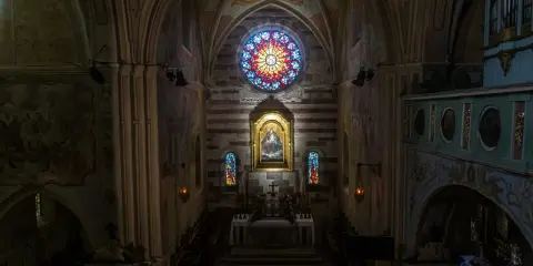 Wnętrze kościoła w Wąchocku. Wspaniałe witraże i obraz Matki Boskiej nad ołtarzem to główne wąchock atrakcje.