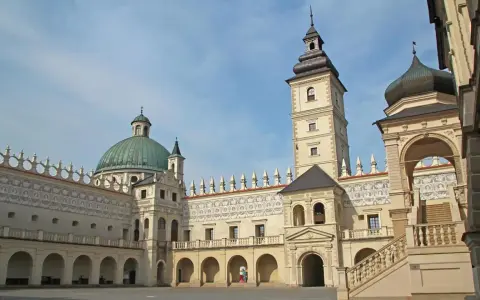 Zamek w Krasiczynie zachwyca arkadowymi krużgankami i zdobieniami. Ciekawostki o jego historii i architekturze czekają na odkrycie.