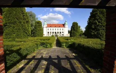 Zamek w Baranowie Sandomierskim zachwyca architekturą i zadbanym ogrodem. Ciekawostki o jego historii czekają na odkrycie.