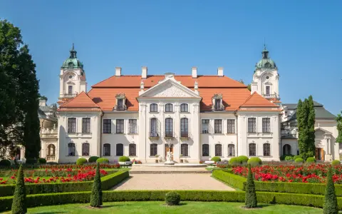 Pałac w Kozłówce, z kwitnącymi różami i zielonymi ogrodami, zachwyca architekturą. Ciekawostki o jego historii czekają na odkrycie.