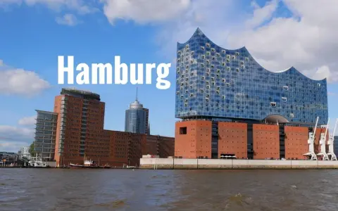 Widok na nowoczesne budynki i port w Hamburgu. Jedna z głównych hamburg atrakcje, filharmonia Elbphilharmonie, lśni w słońcu.