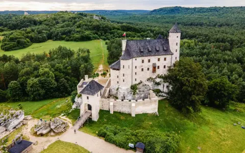 Zamek w Bobolicach, malowniczo położony na skale, otoczony lasami. Ciekawostki o jego historii i architekturze przyciągają turystów.