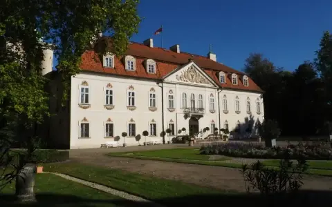 Pałac w stylu barokowym, jeden z pięknych zamków w województwie łódzkim, otoczony ogrodem.