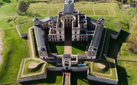 Zamek Krzyżtopór z lotu ptaka. Zobacz zamek krzyżtopór ciekawostki i jego imponującą architekturę.