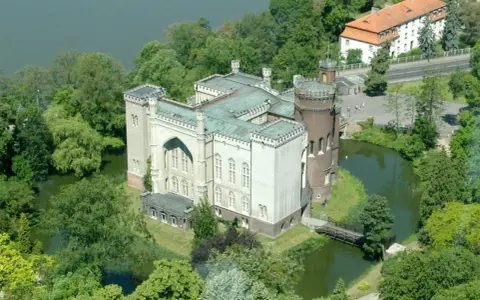 Zamek w Kórniku, otoczony fosą i zielenią, skrywa wiele ciekawostek. Z lotu ptaka widać jego neogotycką architekturę i malownicze położenie.