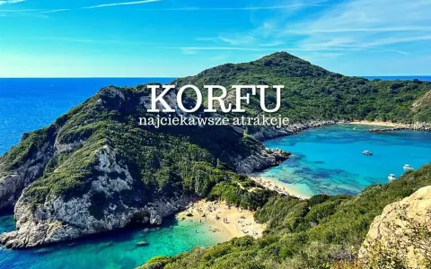 Widok na zatokę z turkusową wodą i plażą, otoczoną zielonymi wzgórzami. Idealne miejsce, by odkryć, co **Korfu co zobaczyć** oferuje.