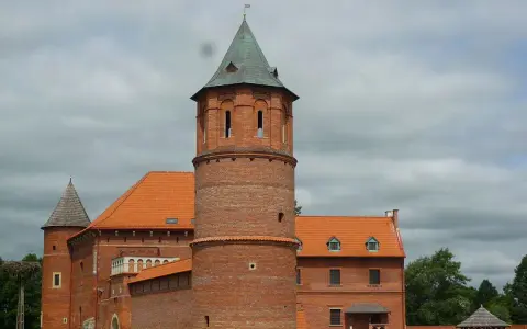 Zamek w Tykocinie, z ceglanymi wieżami i pomarańczowymi dachami, skrywa wiele ciekawostek.