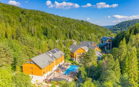 Idealne miejsce, gdzie na majówkę z dzieckiem: hotel w otoczeniu lasu, basen i mnóstwo zieleni.