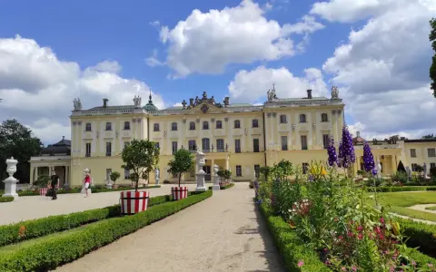 Pałac Branickich w Białymstoku, zwany "Wersalem Północy", zachwyca barokową architekturą i pięknymi ogrodami. Ciekawostki o pałacu czekają na odkrycie!
