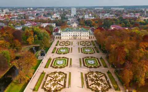 Pałac Branickich w Białymstoku, otoczony jesiennymi barwami, to jedna z najpiękniejszych atrakcji Polski.