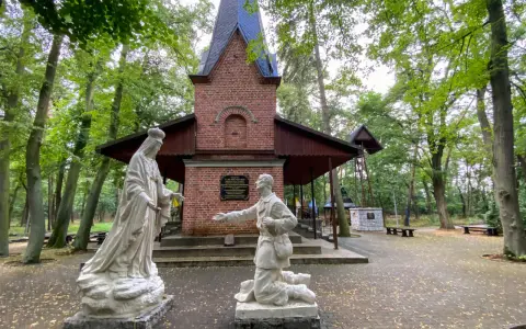 Kapliczka i figury Matki Bożej i klęczącego mężczyzny. Jedna z wielu atrakcji w Licheniu, miejsce zadumy i modlitwy.