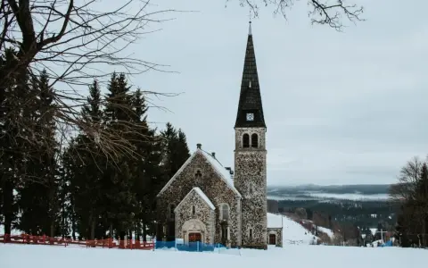 Kamienna świątynia na tle zimowego krajobrazu. Wokół śnieg i sosny. To z pewnością jedne z zieleniec atrakcje.