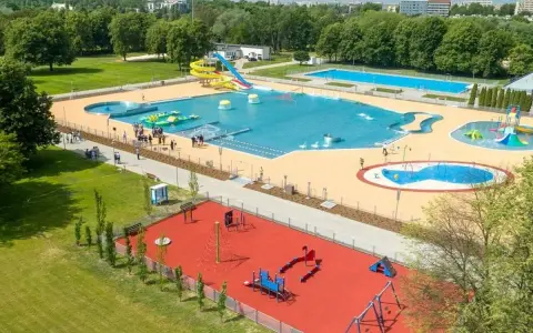 Nowoczesny moczydło water park z basenami, zjeżdżalniami i placem zabaw.