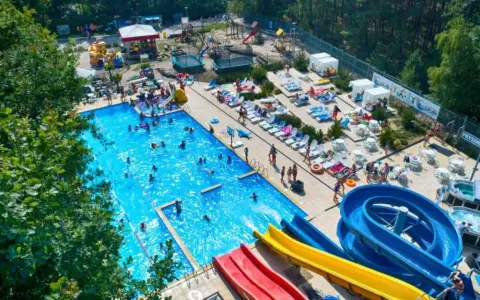 Letni relaks w aquaparku nad morzem: baseny, zjeżdżalnie i mnóstwo słońca dla całej rodziny.