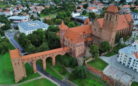 Zamek w Kwidzynie z charakterystycznym gdaniskiem i mostem. Ciekawostki o tej budowli przyciągają turystów.