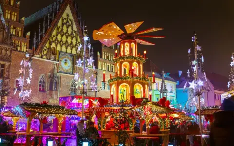 Magiczny jarmark bożonarodzeniowy, jeden z największych jarmarków w Polsce, rozświetlony tysiącami lampek.