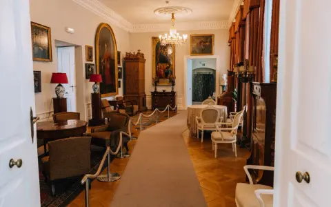 Wnętrze pałacu w Rogalinie zachwyca elegancją. Ciekawostki o pałacu w Rogalinie odkryjesz, podziwiając obrazy i zabytkowe meble.