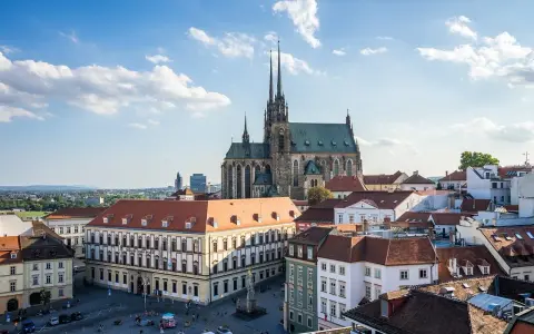 Widok na Katedrę Świętych Piotra i Pawła oraz plac w Brnie. Wspaniałe brneńskie atrakcje zachęcają do zwiedzania.