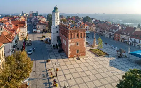 Rynek w Sandomierzu, z Ratuszem i kamienicami. Idealne miejsce, by poczuć atmosferę miasta i zaplanować, sandomierz co zobaczyć.