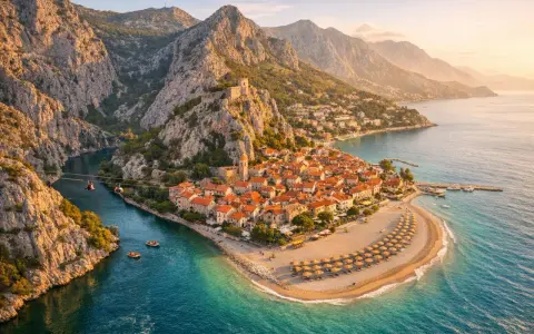 Omiš atrakcje: zamek, plaża i zjazd na linie nad rzeką. Malownicze widoki i przygoda czekają!