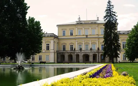 Pałac Czartoryskich w Puławach, z fontanną i kwiecistą rabatą. Ciekawostki o tym miejscu czekają na odkrycie.
