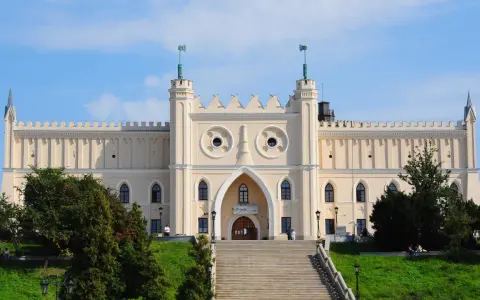 Zamek Lubelski, z jego charakterystycznymi "oczami", kryje wiele ciekawostek. Warto odkryć jego historię!