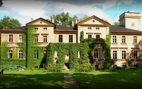 Dworek porośnięty bluszczem, jeden z urokliwych zamków w okolicy Poznania.