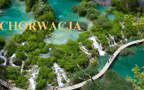 Chorwacja atrakcje: malownicze wodospady i turkusowe jeziora Parku Narodowego Jezior Plitwickich. Drewniane kładki prowadzą przez bujną zieleń.