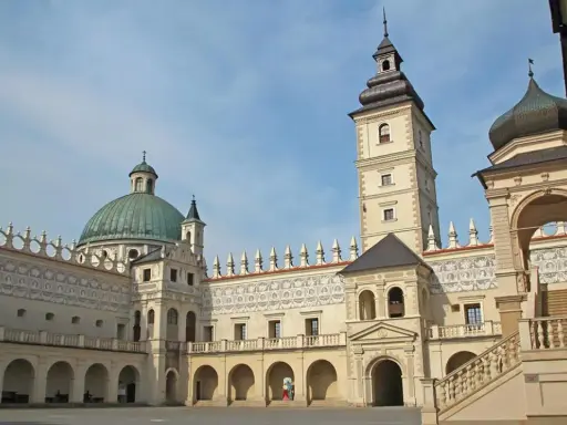 Zamek w Krasiczynie zachwyca arkadowymi krużgankami i zdobieniami. Ciekawostki o jego historii i architekturze czekają na odkrycie.