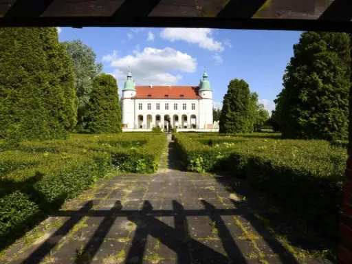 Zamek w Baranowie Sandomierskim zachwyca architekturą i zadbanym ogrodem. Ciekawostki o jego historii czekają na odkrycie.