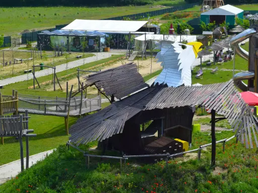 Wesołe miasteczko Elfland Nekla z placem zabaw, zjeżdżalniami i domkami.