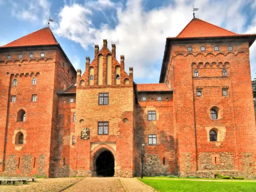 Zamek w Nidzicy, ceglana twierdza z czerwonej cegły, zachwyca architekturą. Ciekawostki o zamku w Nidzicy czekają na odkrycie!