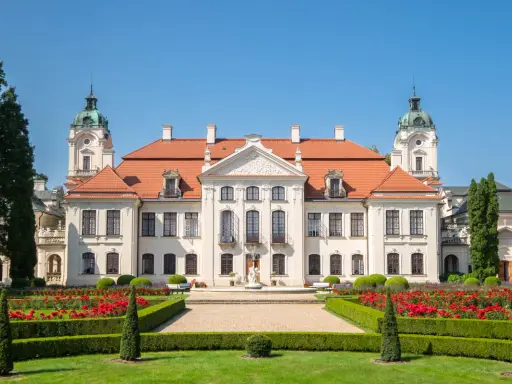 Pałac w Kozłówce, z kwitnącymi różami i zielonymi ogrodami, zachwyca architekturą. Ciekawostki o jego historii czekają na odkrycie.