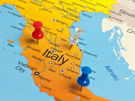 Mapa Włoch z zaznaczonymi miastami i pinezkami. Planujesz podróż? Włochy samochodem czekają!