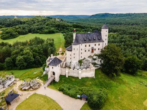 Zamek w Bobolicach, malowniczo położony na skale, otoczony lasami. Ciekawostki o jego historii i architekturze przyciągają turystów.