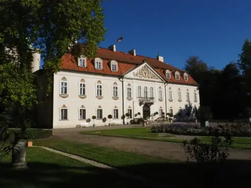 Pałac w stylu barokowym, jeden z pięknych zamków w województwie łódzkim, otoczony ogrodem.
