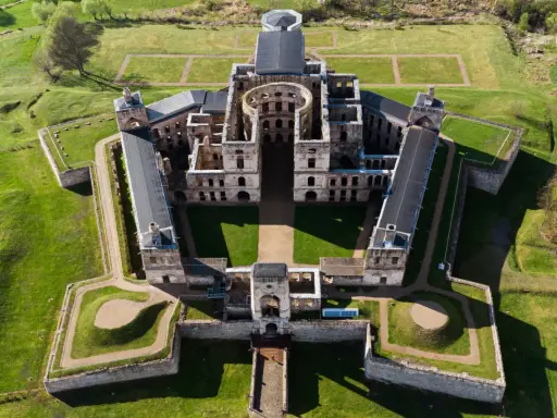 Zamek Krzyżtopór z lotu ptaka. Zobacz zamek krzyżtopór ciekawostki i jego imponującą architekturę.