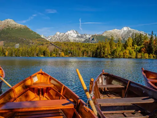 Łodzie na jeziorze Strbskie Pleso, Tatry Wysokie, Słowacja. Idealne miejsce na relaks po wizycie w termach Słowacja.