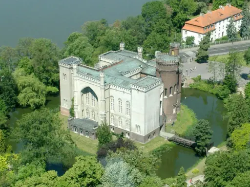 Zamek w Kórniku, otoczony fosą i zielenią, skrywa wiele ciekawostek. Z lotu ptaka widać jego neogotycką architekturę i malownicze położenie.