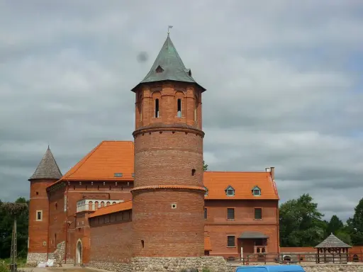 Zamek w Tykocinie, z ceglanymi wieżami i pomarańczowymi dachami, skrywa wiele ciekawostek.