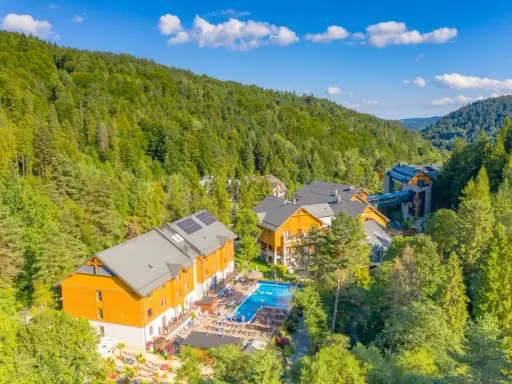 Idealne miejsce, gdzie na majówkę z dzieckiem: hotel w otoczeniu lasu, basen i mnóstwo zieleni.