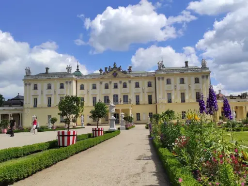 Pałac Branickich w Białymstoku, zwany "Wersalem Północy", zachwyca barokową architekturą i pięknymi ogrodami. Ciekawostki o pałacu czekają na odkrycie!