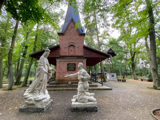 Kapliczka i figury Matki Bożej i klęczącego mężczyzny. Jedna z wielu atrakcji w Licheniu, miejsce zadumy i modlitwy.