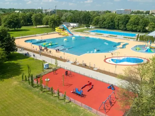 Nowoczesny moczydło water park z basenami, zjeżdżalniami i placem zabaw.