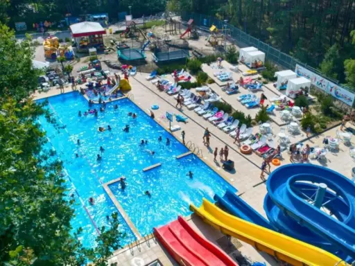 Letni relaks w aquaparku nad morzem: baseny, zjeżdżalnie i mnóstwo słońca dla całej rodziny.