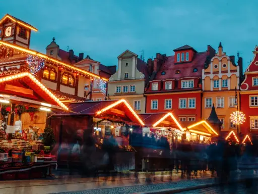 Kolorowe kamienice i rozświetlone stragany jarmarku we Wrocławiu. Czas zacząć świąteczne zakupy!