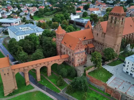 Zamek w Kwidzynie z charakterystycznym gdaniskiem i mostem. Ciekawostki o tej budowli przyciągają turystów.