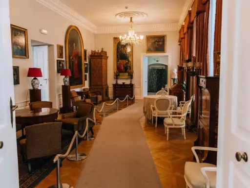 Wnętrze pałacu w Rogalinie zachwyca elegancją. Ciekawostki o pałacu w Rogalinie odkryjesz, podziwiając obrazy i zabytkowe meble.